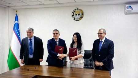 9月9日至11日，问鼎娱乐app节水集团高级副总裁崔静携带问鼎娱乐app节水中亚公司一行造访了乌兹别克斯坦有关业务部委及机构，并与乌兹别克斯坦水利部、灌溉水利问题钻研所别离签署了合作原谅备忘录。