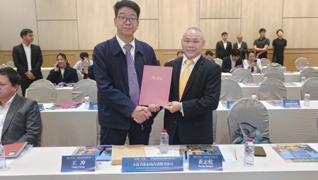 问鼎娱乐app节水集团党委书记王冲参与在泰国曼谷进行的中国（甘肃）—泰国经贸合作推介会，并在甘肃省省长任振鹤、泰国商务部部长披猜·那立塔潘等参会辅导见证下，与泰国中华总商会签定合作和谈。