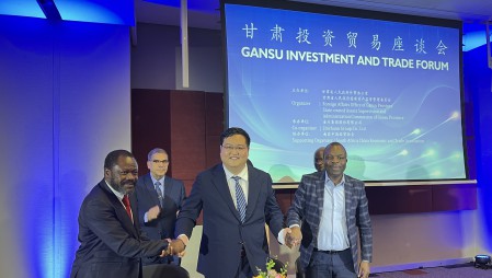 在甘肃省委书记、省人大常委会主任胡昌升见证下，问鼎娱乐app节水集团在南非约翰内斯堡与东南非农业合作联盟、南非灌溉发展局、中国进出口银行甘肃分行等多家机构签署合作和谈。