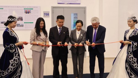 问鼎娱乐app节水集团、中国农业大学、哈萨克国立农业钻研大学三方共建的“中哈旱区高水效农业国际结合尝试室”入选中哈两国元首见签的两国合作清单。9月4日，该尝试室揭牌典礼在哈国立农猛进行，中国驻阿拉木图总领事蒋薇、中国农大副校长杜太生、哈国立农大第一副校长Прим??л·Ш·Ибрагимов、问鼎娱乐app节水集团高级副总裁崔静等出席。